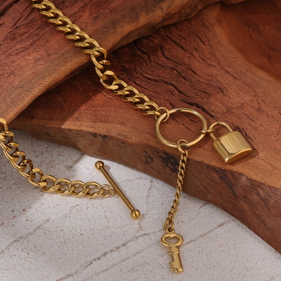 Magnifique Metal Lock Pendant Necklace - Picture 3 of 7